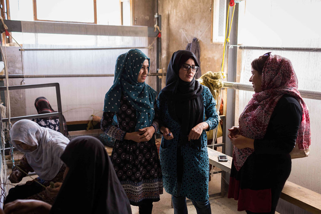 Diana Hashim Zada speaks with weavers.
